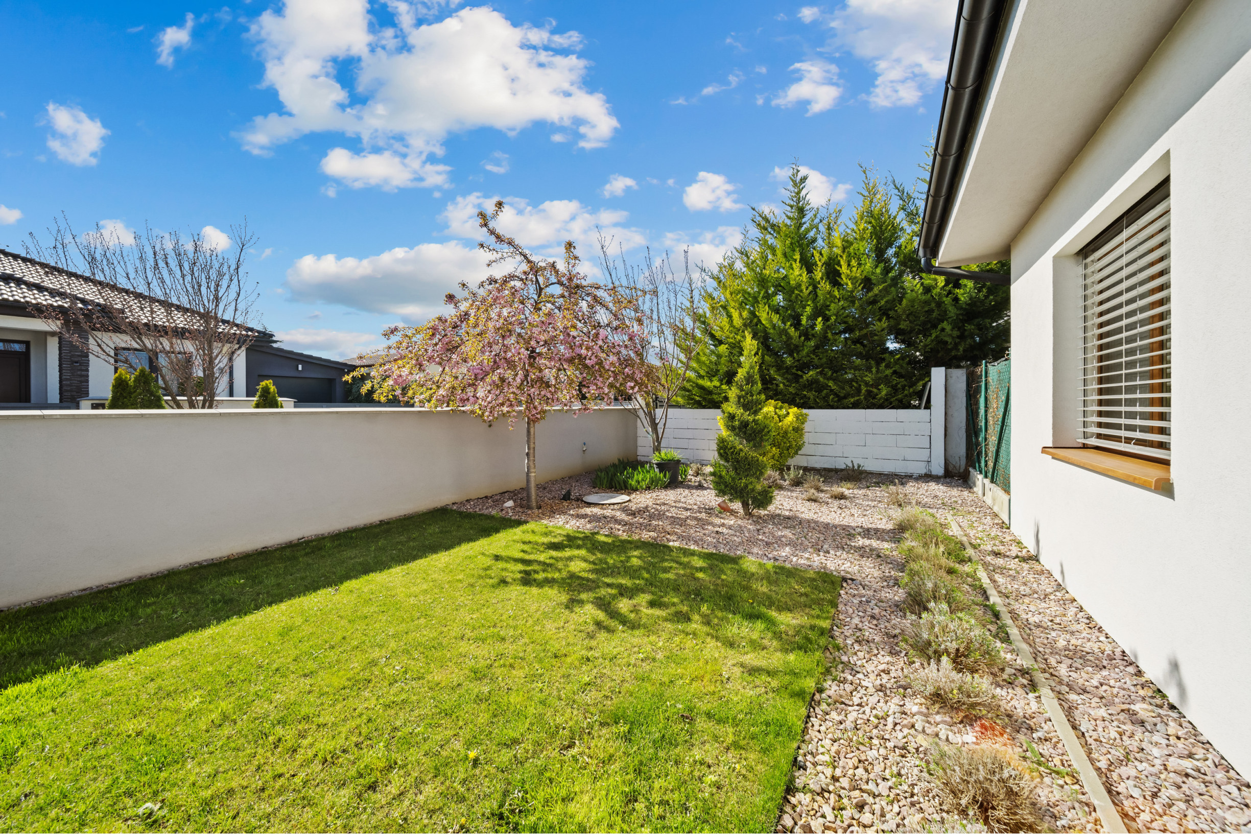 Priestranný 4 izbový rodinný dom s dvojgarážou, Senec