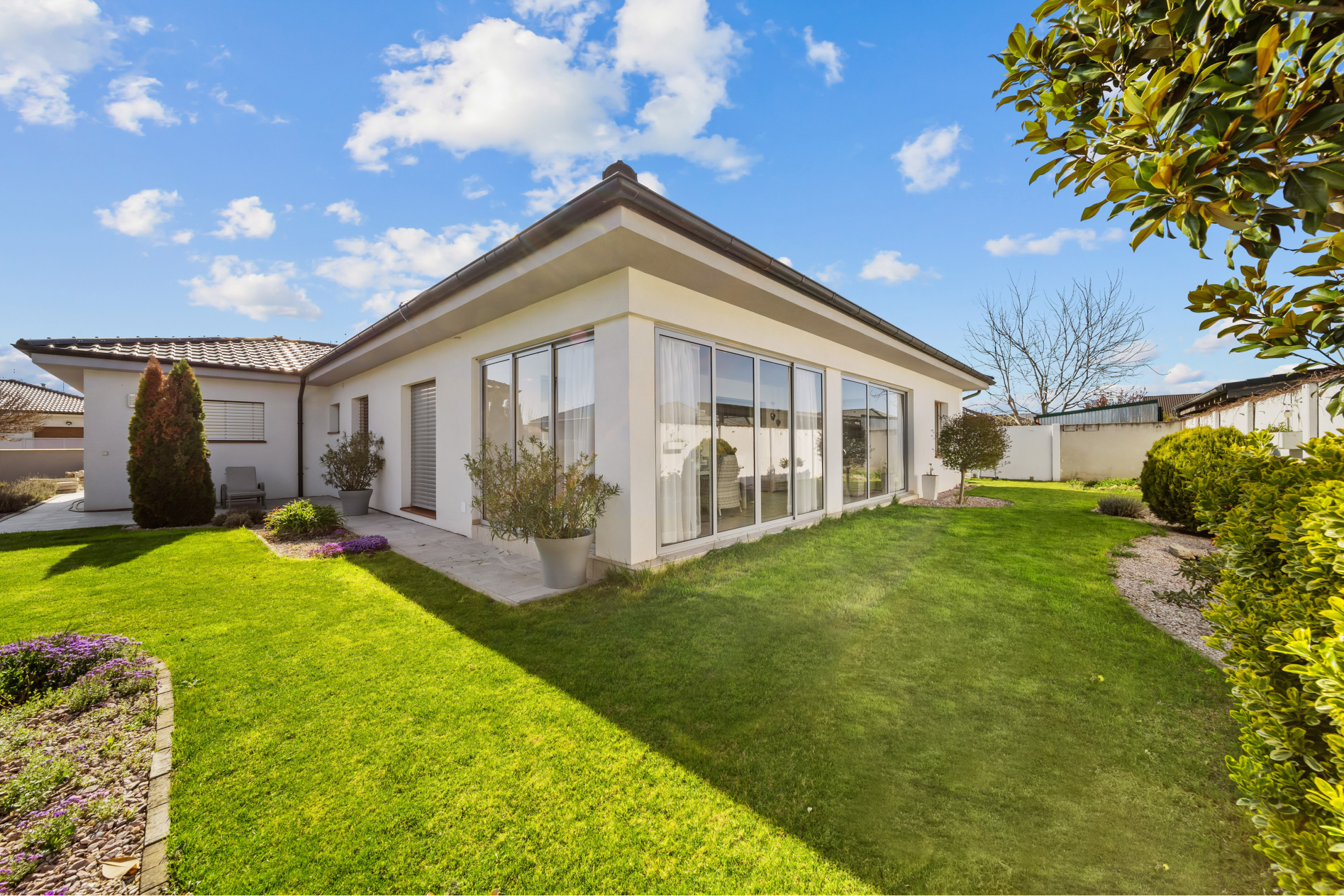 Priestranný 4 izbový rodinný dom s dvojgarážou, Senec