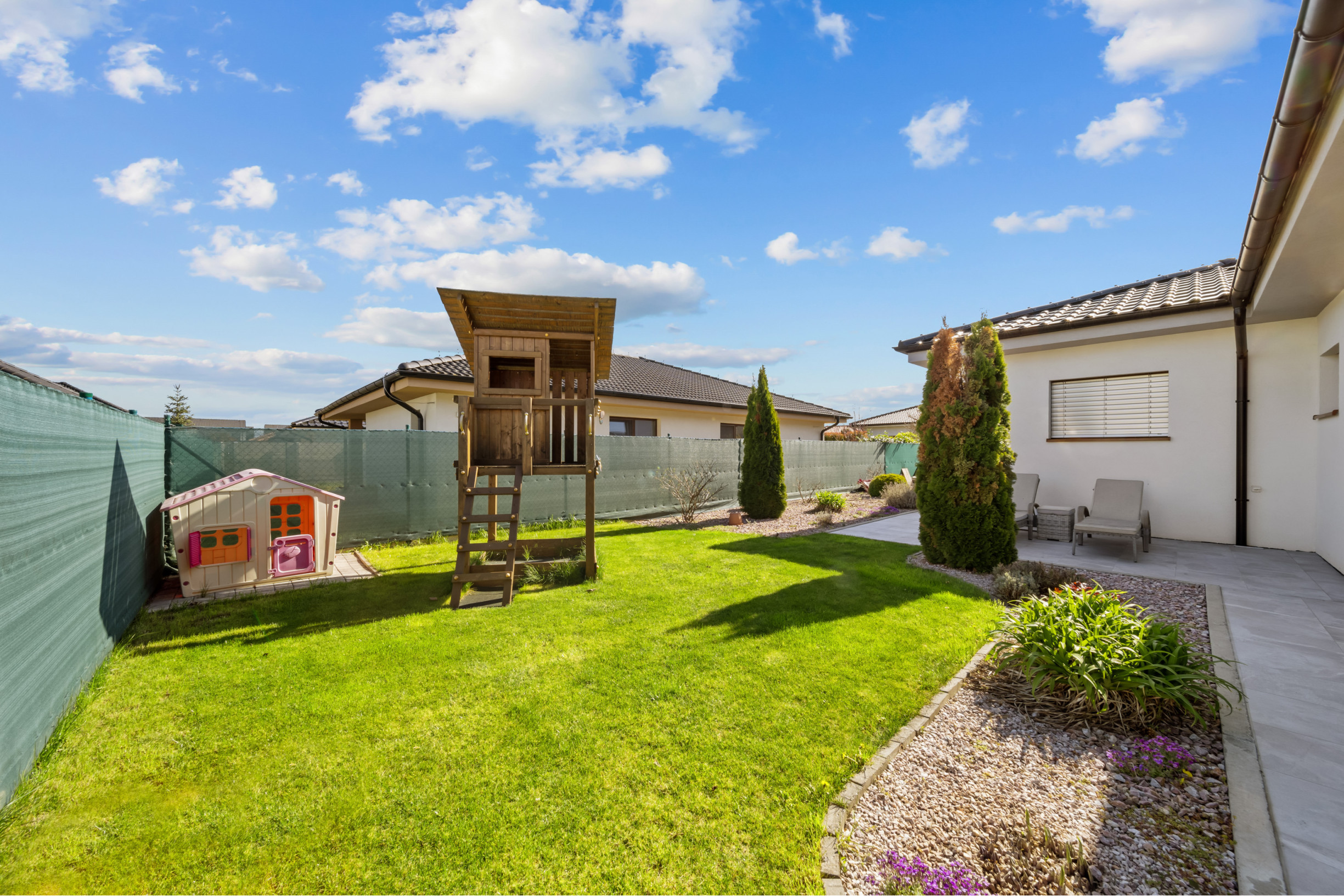 Priestranný 4 izbový rodinný dom s dvojgarážou, Senec