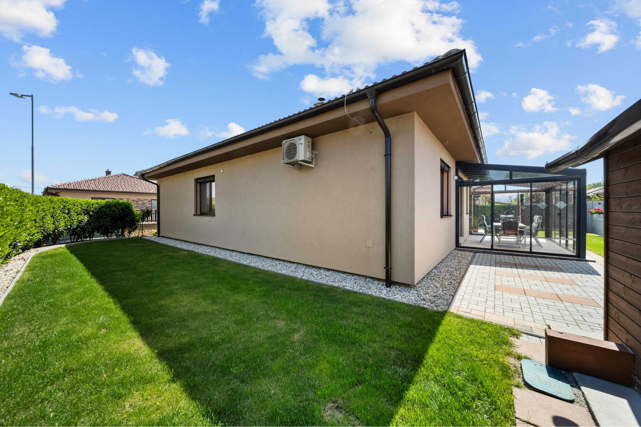 Priestranný 4 izbový dom s garážou, Senec - Hurbanova Ves