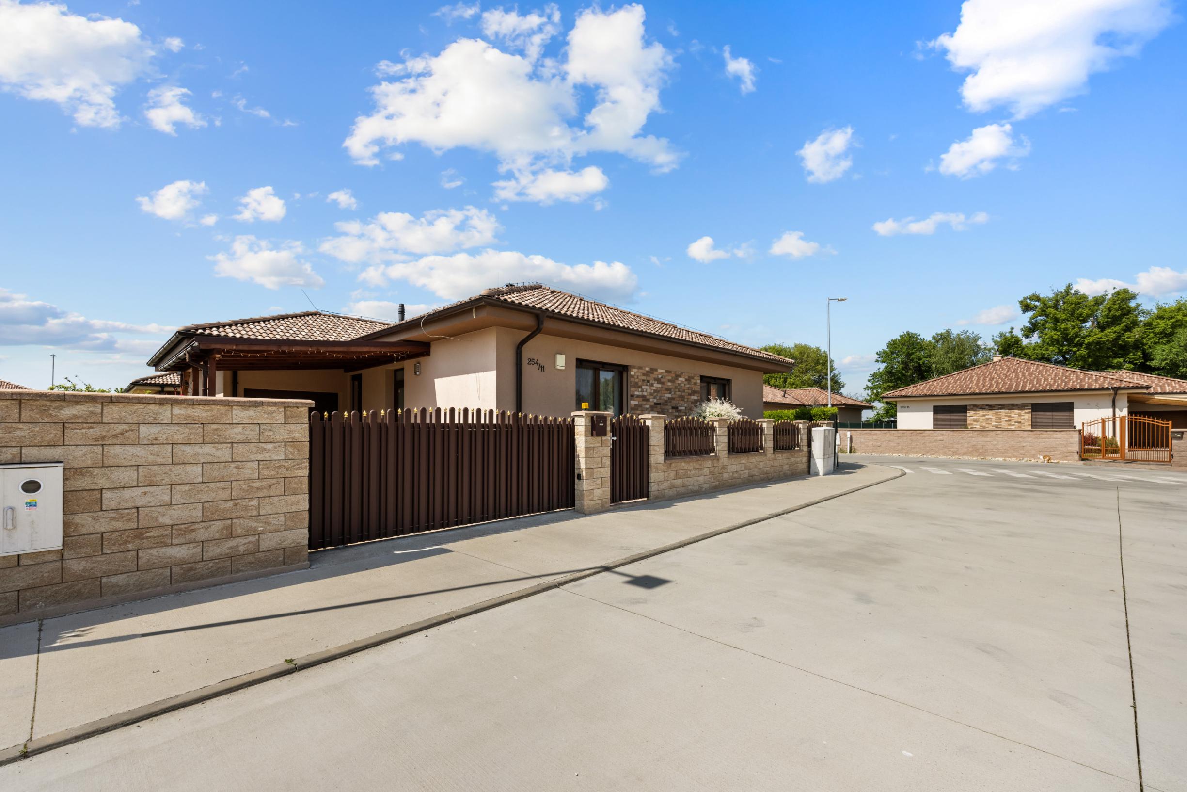 Priestranný 4 izbový dom s garážou, Senec - Hurbanova Ves