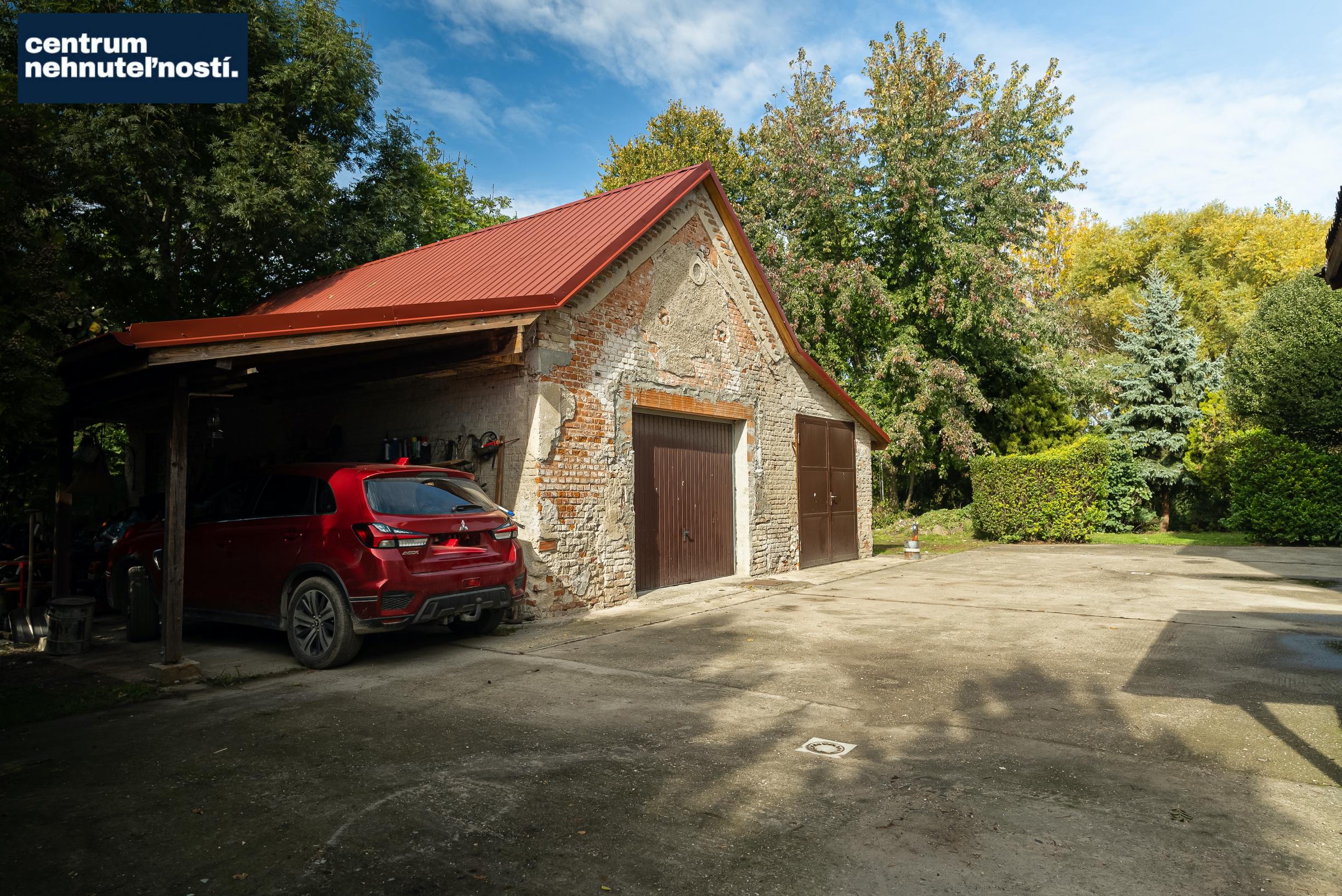 Pálffyho poľovnícke panstvo s vlastným lesom a jazerom