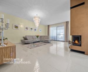 Priestranný 4 izbový rodinný dom s dvojgarážou, Senec