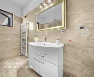 Priestranný 4 izbový rodinný dom s dvojgarážou, Senec