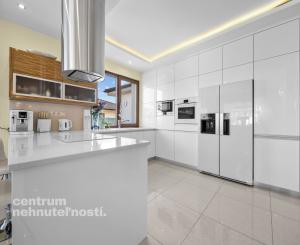 Priestranný 4 izbový rodinný dom s dvojgarážou, Senec