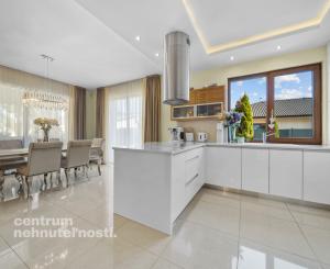 Priestranný 4 izbový rodinný dom s dvojgarážou, Senec