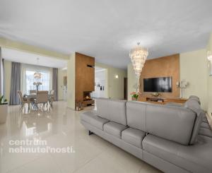 Priestranný 4 izbový rodinný dom s dvojgarážou, Senec