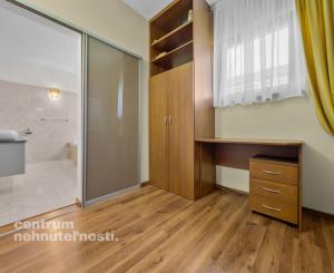 Priestranný 4 izbový rodinný dom s dvojgarážou, Senec