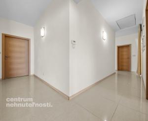 Priestranný 4 izbový rodinný dom s dvojgarážou, Senec