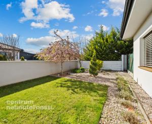 Priestranný 4 izbový rodinný dom s dvojgarážou, Senec