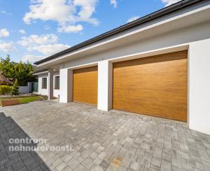 Priestranný 4 izbový rodinný dom s dvojgarážou, Senec