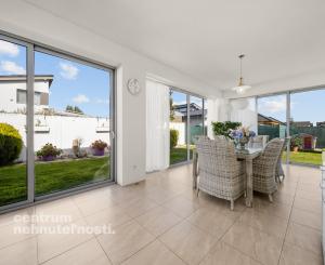 Priestranný 4 izbový rodinný dom s dvojgarážou, Senec