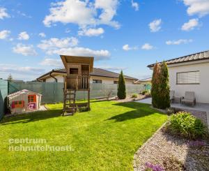 Priestranný 4 izbový rodinný dom s dvojgarážou, Senec