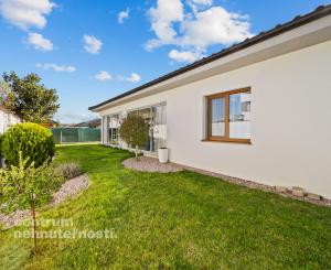 Priestranný 4 izbový rodinný dom s dvojgarážou, Senec