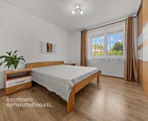 Priestranný 4 izbový dom s garážou, Senec - Hurbanova Ves