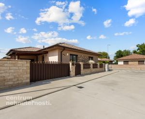 Priestranný 4 izbový dom s garážou, Senec - Hurbanova Ves