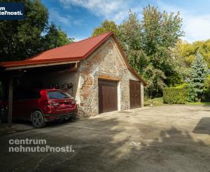 Pálffyho poľovnícke panstvo s vlastným lesom a jazerom