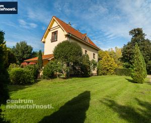 Pálffyho poľovnícke panstvo s vlastným lesom a jazerom