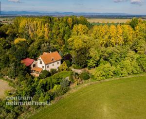 Pálffyho poľovnícke panstvo s vlastným lesom a jazerom
