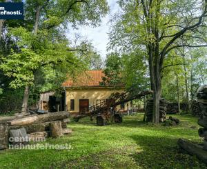 Pálffyho poľovnícke panstvo s vlastným lesom a jazerom