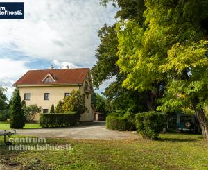 Pálffyho poľovnícke panstvo s vlastným lesom a jazerom