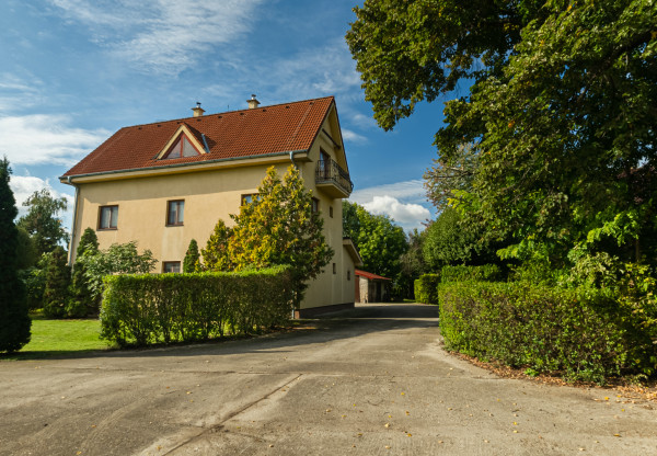 Pálffyho poľovnícke panstvo s vlastným lesom a jazerom