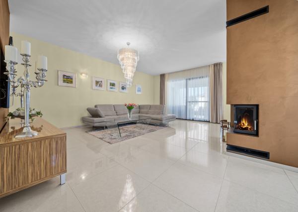 Priestranný 4 izbový rodinný dom s dvojgarážou, Senec