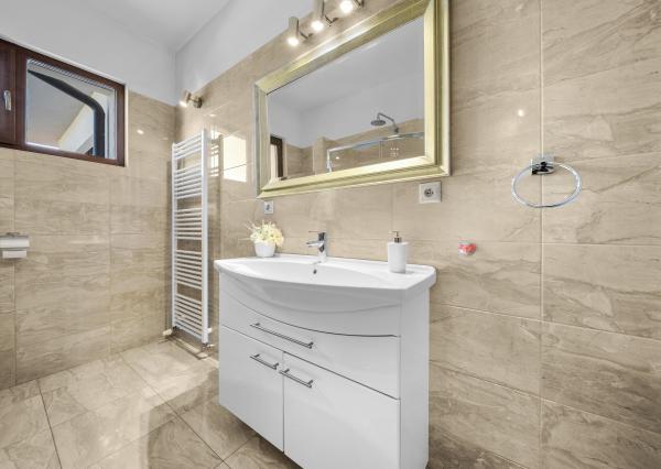 Priestranný 4 izbový rodinný dom s dvojgarážou, Senec