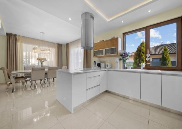 Priestranný 4 izbový rodinný dom s dvojgarážou, Senec