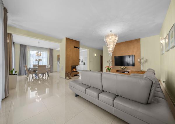 Priestranný 4 izbový rodinný dom s dvojgarážou, Senec