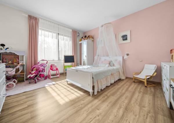 Priestranný 4 izbový rodinný dom s dvojgarážou, Senec