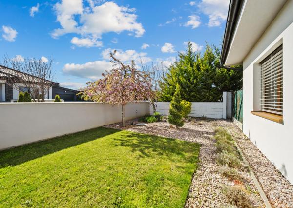 Priestranný 4 izbový rodinný dom s dvojgarážou, Senec