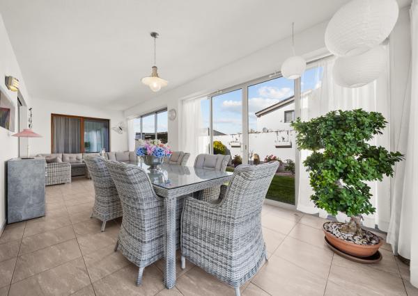 Priestranný 4 izbový rodinný dom s dvojgarážou, Senec