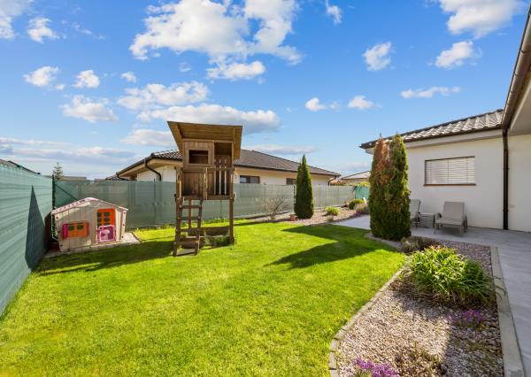 Priestranný 4 izbový rodinný dom s dvojgarážou, Senec