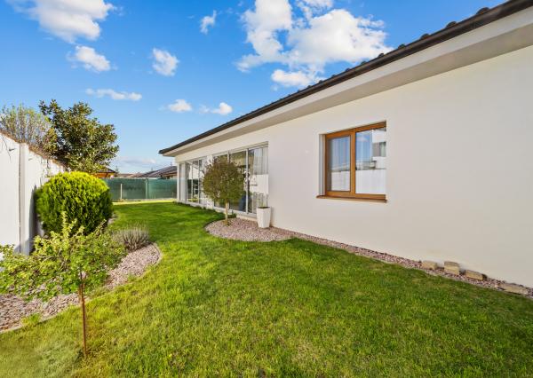 Priestranný 4 izbový rodinný dom s dvojgarážou, Senec