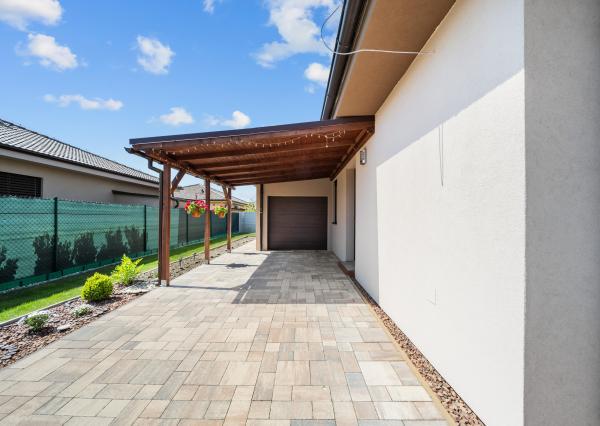 Priestranný 4 izbový dom s garážou, Senec - Hurbanova Ves