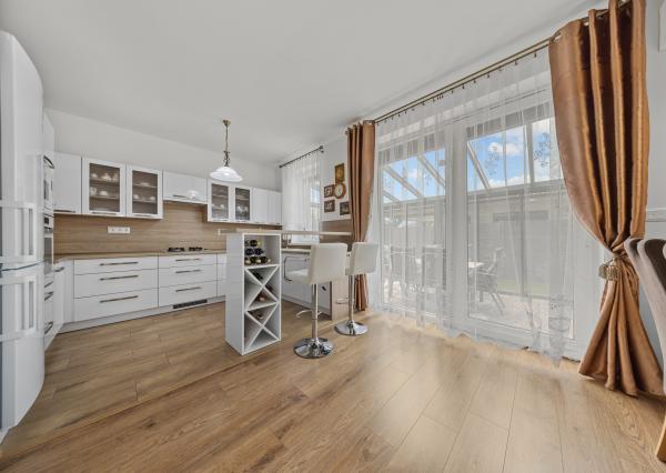 Priestranný 4 izbový dom s garážou, Senec - Hurbanova Ves