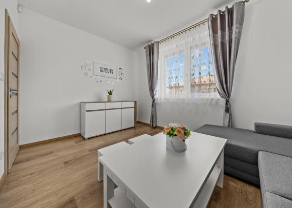 Priestranný 4 izbový dom s garážou, Senec - Hurbanova Ves