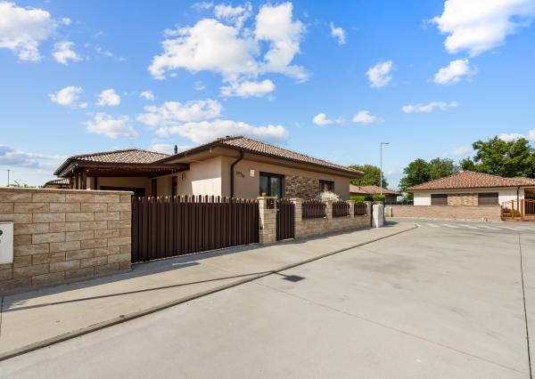 Priestranný 4 izbový dom s garážou, Senec - Hurbanova Ves