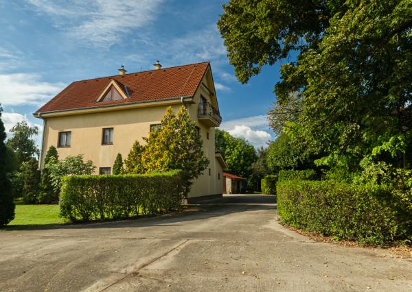 Pálffyho poľovnícke panstvo s vlastným lesom a jazerom