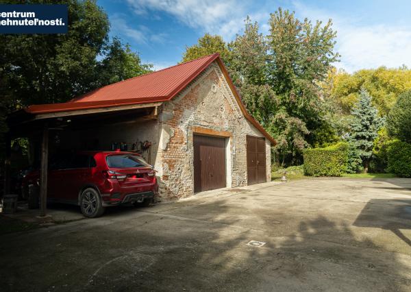 Pálffyho poľovnícke panstvo s vlastným lesom a jazerom