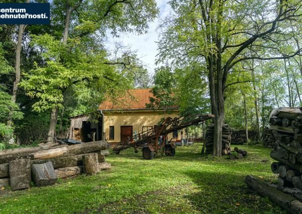 Pálffyho poľovnícke panstvo s vlastným lesom a jazerom