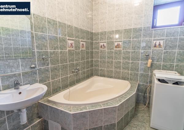 Pálffyho poľovnícke panstvo s vlastným lesom a jazerom