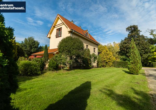 Pálffyho poľovnícke panstvo s vlastným lesom a jazerom