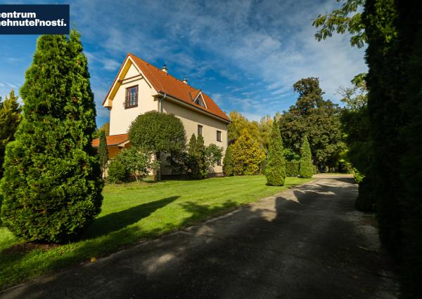 Pálffyho poľovnícke panstvo s vlastným lesom a jazerom