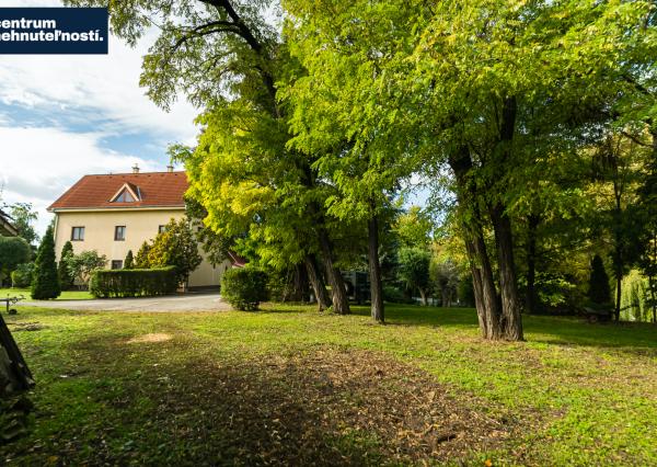 Pálffyho poľovnícke panstvo s vlastným lesom a jazerom