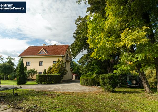 Pálffyho poľovnícke panstvo s vlastným lesom a jazerom